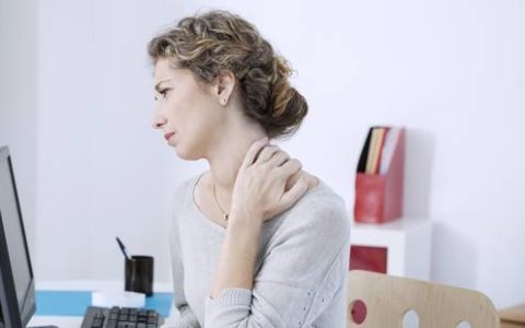Cervicalgie aiguë et maux de tête